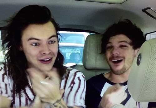 haroldslovebites:  Harry and Louis’ reaction to James’ note change 