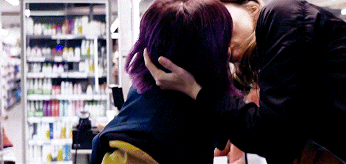 lesbianvalkyrae: “Lola is expected at the front desk to kiss her girlfriend immediately, thank