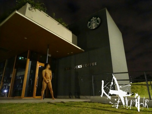 nudemenonthestreet: kazflasher:  公園内にあるカフェの前で堂々と  In front of a cafe in the park 