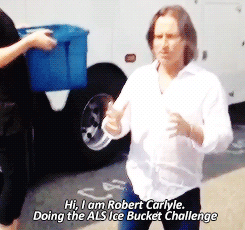 Robert Carlyle doing the ALS Ice Bucket Challenge 