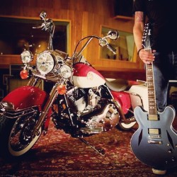 misfitsoul:  Grohl , Gibson and Harley