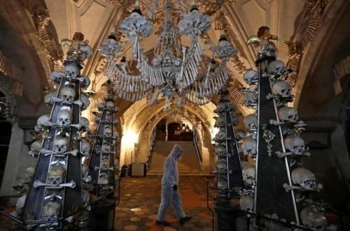 speciesbarocus:Restoration work @ Sedlec Ossuary.Restoration experts have to dismantle four pyramids