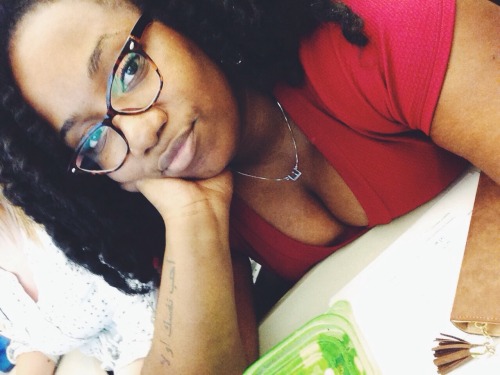 ellegreatness:  I really don’t be working at work  Nice smile