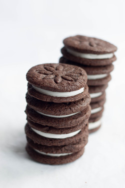foodffs:  Once you try this recipe for homemade Oreo cookies, you’ll never want the packaged ones again! - Get the recipe @ Erren’s Kitchen