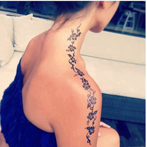 Há algo sobre as tatuagens …