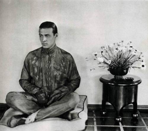 bowlersandhighcollars:  Rudolph Valentino in 1924. Photographed by James Abbe.