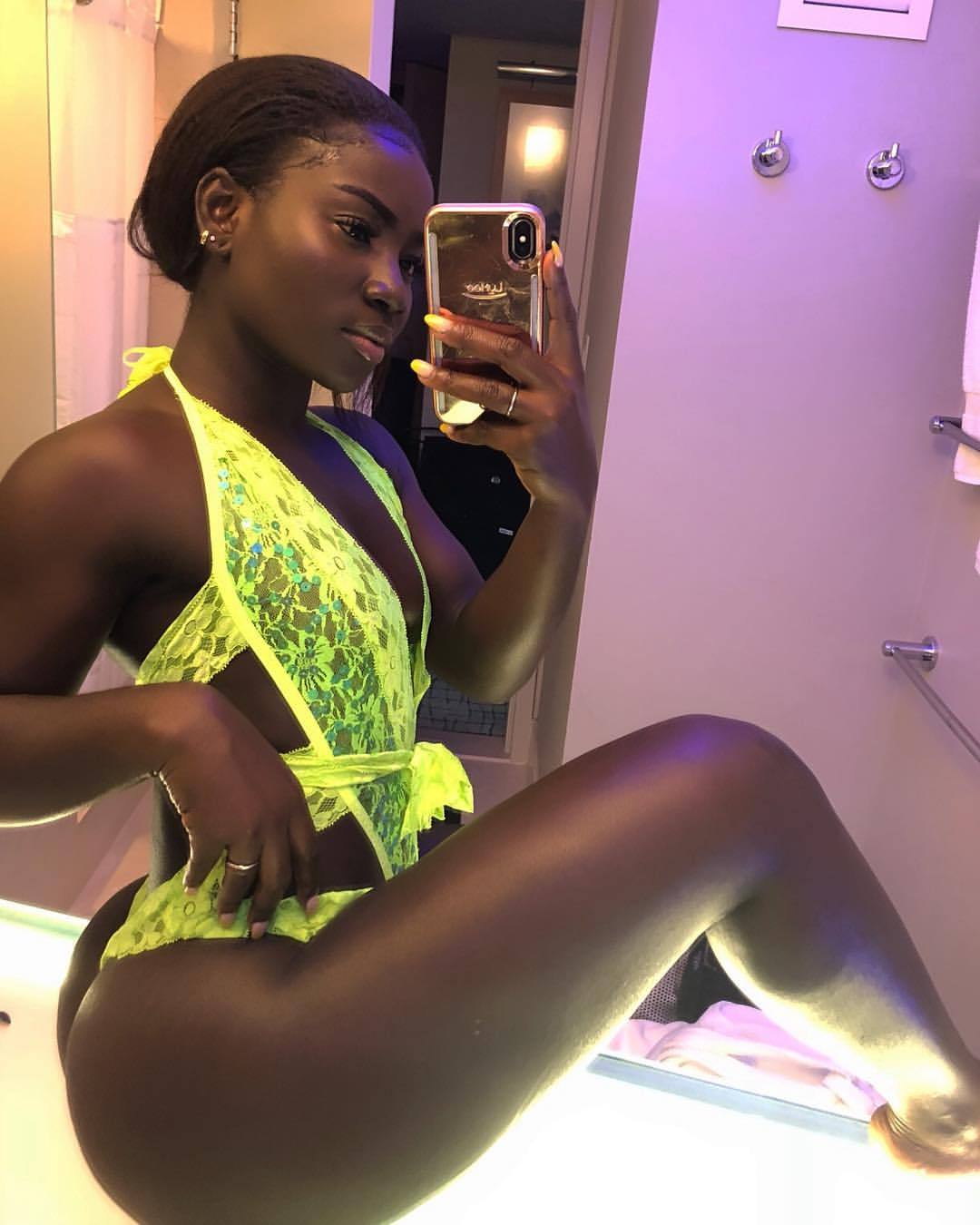 Aquela selfie só para mostrar ao maridão que a espera no boteco da esquina a lingerie