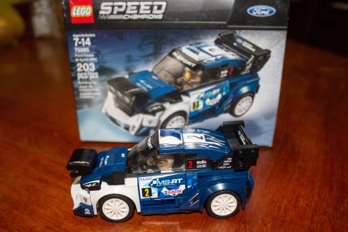 en esta cuarentena me puse a armar este Lego, es un Ford Fiesta WRC del equipo de Rally M-SportFue u