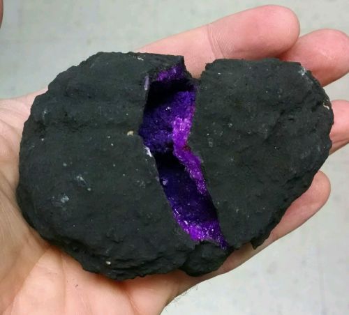 the-wiccans-glossary:One of my favourite. A deep purple geode that connects together perfectly. It’s