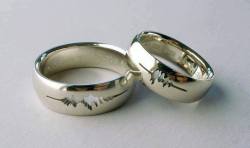 freystupid:  A couple had their wedding rings