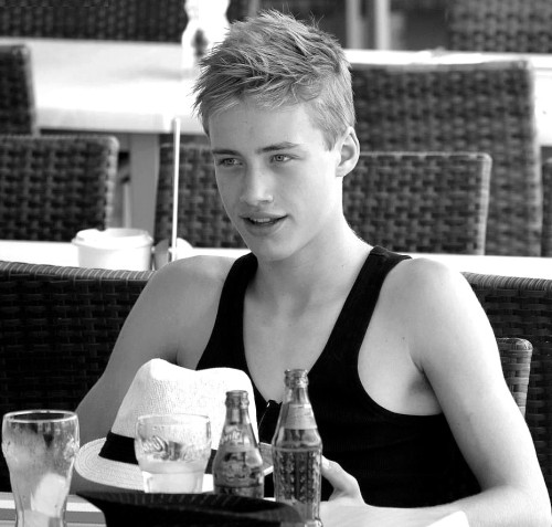yoshicuteboy:  le garçon au café avec son amoureux / the boy at the cafe with her boyfriend
