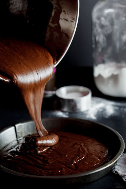 keepingcalmandmovingon:making a belated birthday cake for the padre!!