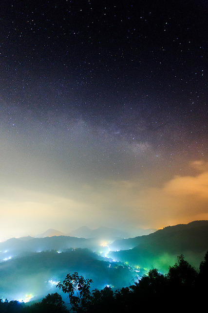 tulipnight:  五城銀河 by samyaoo on Flickr.