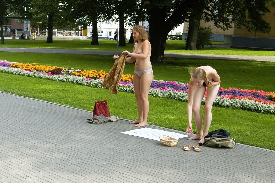 nudemuse:  racusophy:  Support nudist culture  Sadly they would be arrested here