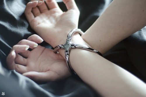 Porn thehumanreplicant:Cage cuffs are the best. photos