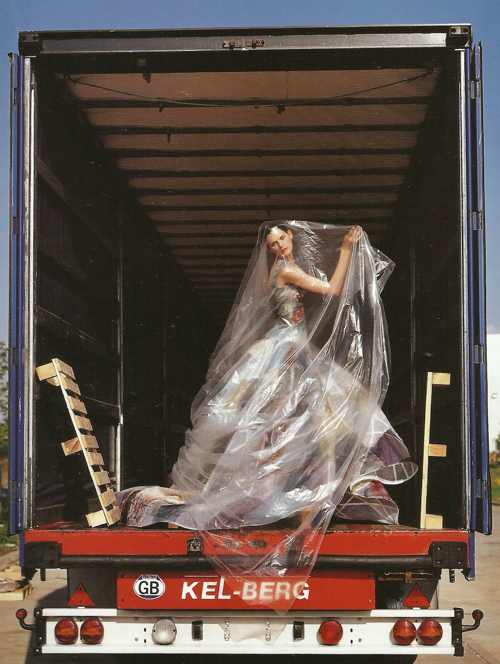 mariacarlabosscono:  Stella Tennant in “Couture Delivery,” photographed by Tim
