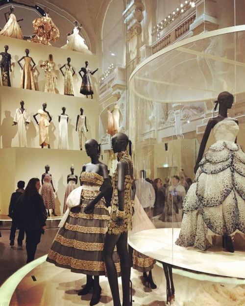 Dior exhibition #dior #expo #paris #artsdécoratifs #museedulouvre #louvre #hautecouture (at M