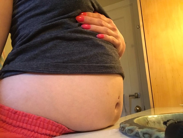 bellyenvy:Trying to get to the sink!