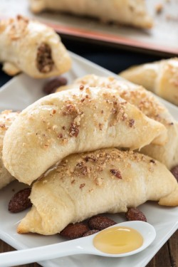 gallaooc:  foodffs:  ALMOND BAKLAVA CROISSANTS