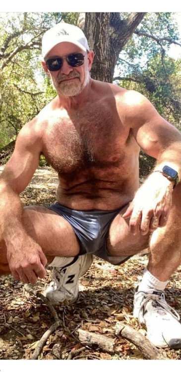 lovegrydaddyz:johnson0512:ddpke:nrlshortslove:hhmm…hi dadaHello daddy Daddy loves to show his bulge in those sport shorts. I always get a stiffy when he wears them 