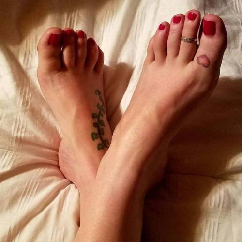 sexxximilf68:#footworship Skype sessions tonight. Watch me pamper my feet while being ignored DM for