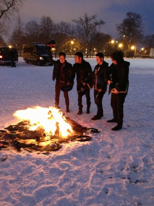 brue:   After months of planning this thing the cat is out of the bag. I have the best job ever. #lightemup #falloutboy twitter.com/dustinaddis/st… February 4, 2013  