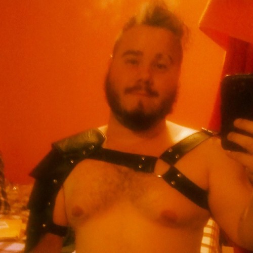kyunomahou:  My shoulder armor came out looking awesome! =) oh also, Tummy Tuesday!  #gaybear  #gaycubs  #instagay  #beards  #Halloween #leather #harness #armor #beardlife  #creative #leatherworker #toomuchfreetime #gpoy #tummytuesday