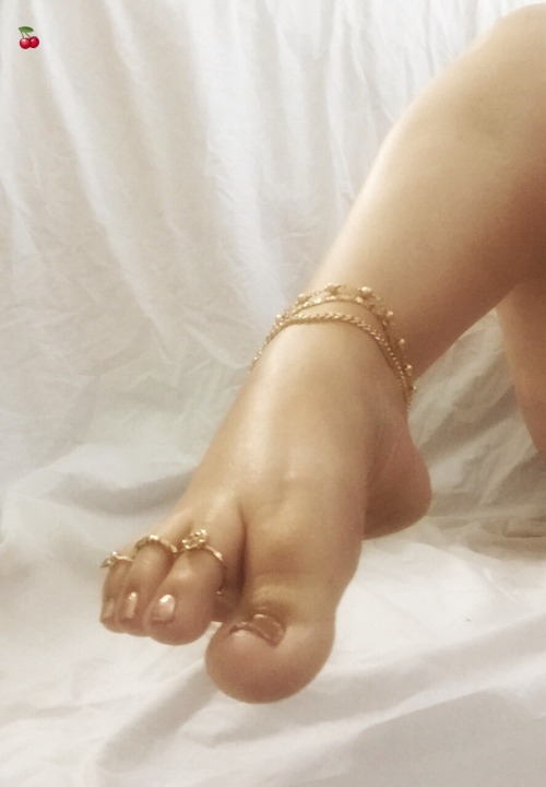 cherryredtoes: Gold toes