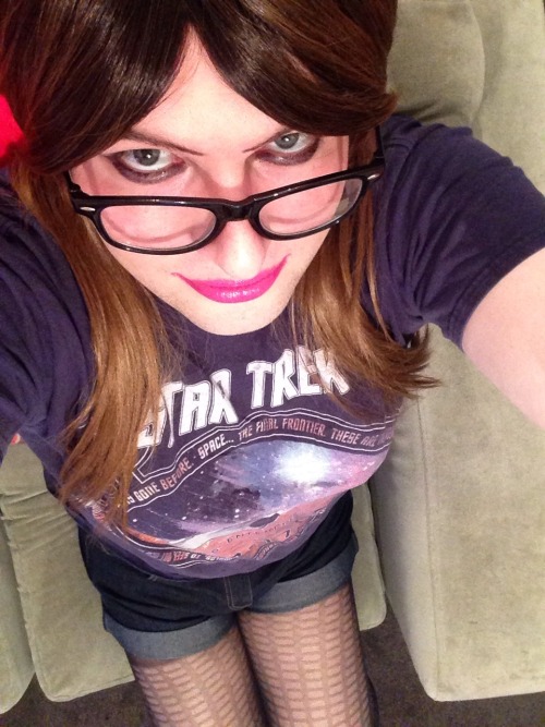 steph-cox-cd: Sci fi nerd in the house even a tranny Trekkie can have fun hehe xxx Sexy in glasses!