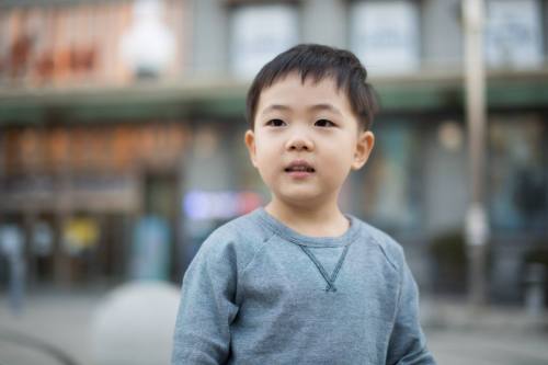 humans-of-seoul:  “I like myself.”“Why is that?”“Because my mom loves me.”“저는 제가 좋아요.”“왜 좋아요?”“엄마가 사랑하니까요.”