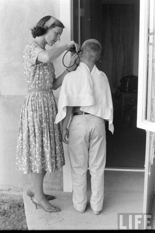 Family barber(Michael Rougier. 1961)