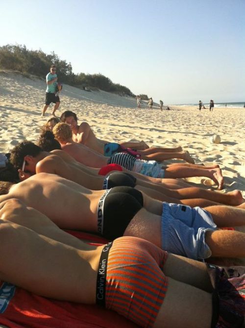 curiouscollegekid:  So ready for spring break with the bros. 