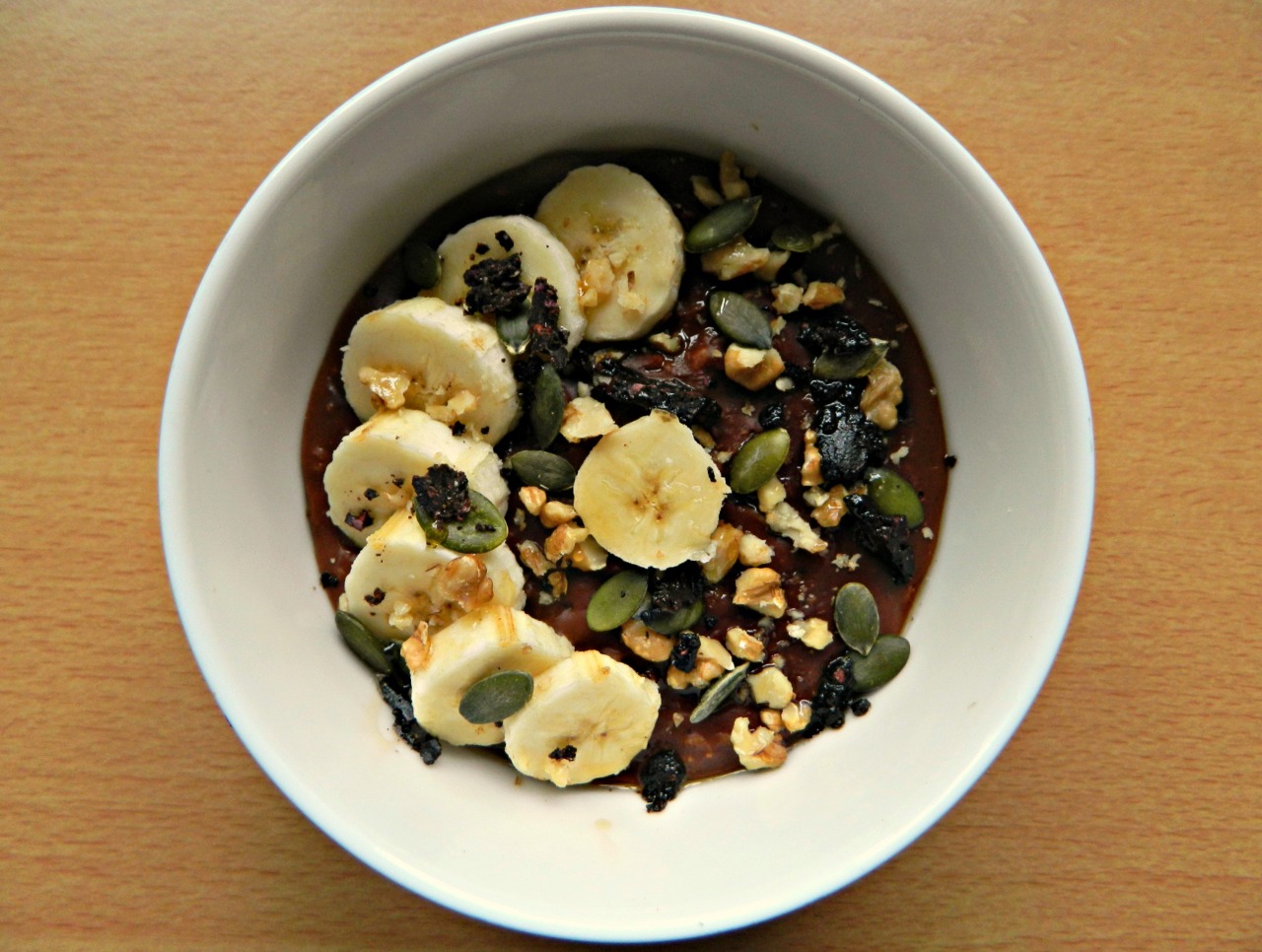 Cocoa oatmeal with sliced banana, crushed walnuts, pumpkin seeds, raw chocolate and a drizzle of maple syrup.
(Oats - 1/3 cup oats, 2/3 cup almond milk, 1/3 cup water, a few small spoonfuls of cocoa powder, a splash of vanilla and a drizzle of...