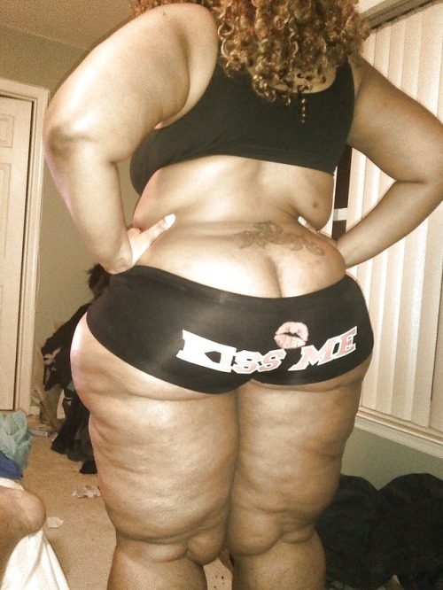 nycbbc718:  Light skin chunky bbw chick showing the goods