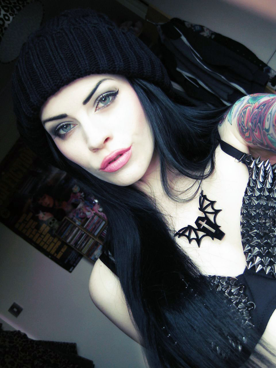 anometalblack:  On of the reasons why i love dark hair. 