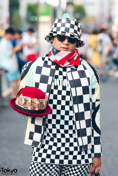 Harajuku street style personality Kita on the street wearing a checkered style with Chelsea boots an