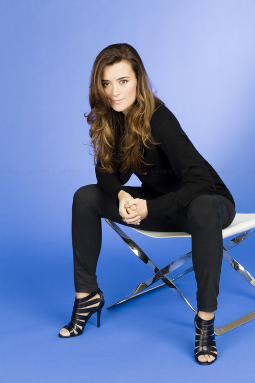 Cote De PabloFollow celebrity-legs-and-heels.tumblr.com/ for more!(via 6813e9553a0eb0b9bbe93b
