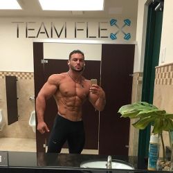 bbfan:  musclehunkymen:  Muscle beast Casey Christopher!  Definitely up for Selfie of the Day!