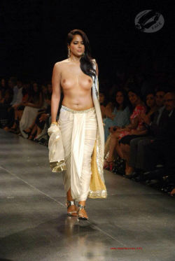 chargerchad:  desidaru:  Bollywood Actress Sameera Reddy boobs show on ramp walk, Fake? Official website: www.desileones.info More Indian Pics follow me on http://desidaru.tumblr.com   April 14, 2021