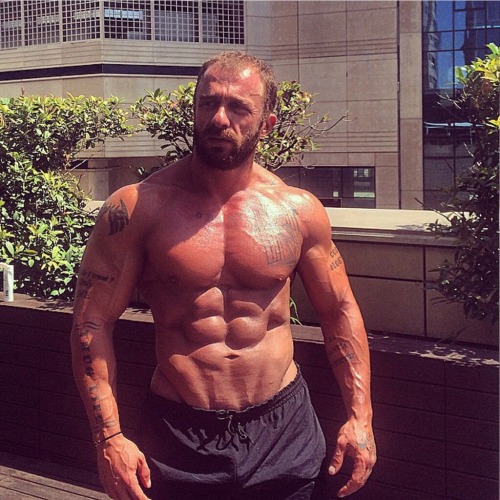 firtar:  bearmuscleworship:  Flexing for his admirers  Nice 