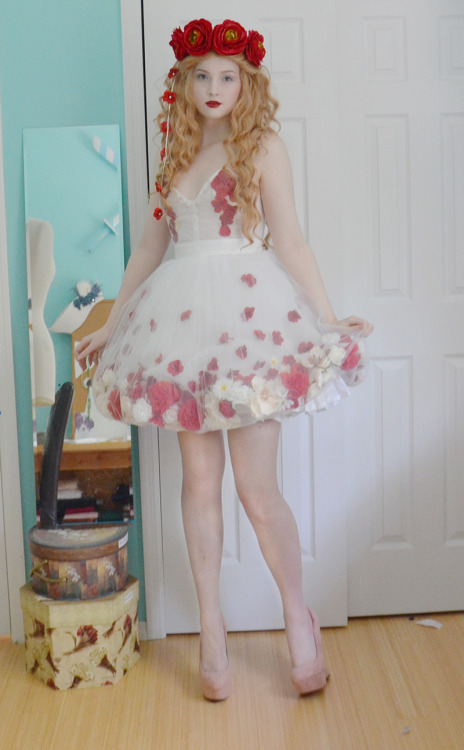 doxiequeen1:  I don’t like short dresses. I can’t seem to control my expression and legs at the same time, the photos always turn out a mess :(  Anyway! Flower dress and headpiece are all finished, step by step instructions for this dress can be