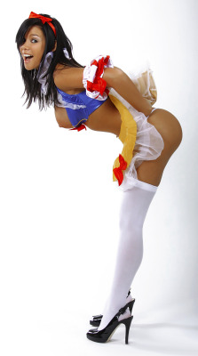 fetishfunky:  fetishfunky:  High ho! High ho! It’s in her ass I go…   Snow white plays on Halloween.