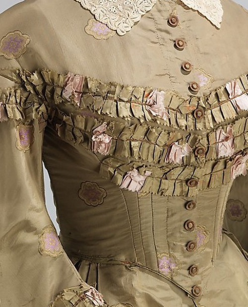 1860′s dress detail