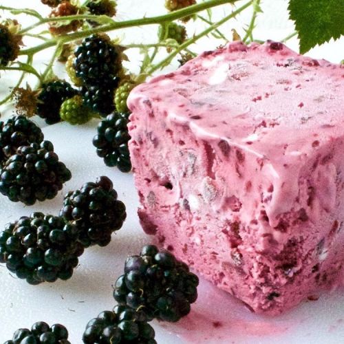 Blackberry Cheesecake Ice Cream is Amazing! Gotta love frozen cheesecake! And blackberries!!! #icecr