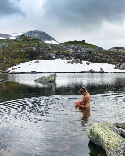 norwegiannatureandnudes: naturalswimmingspirit: solfure.Eg elskar fridomen ved å bade naken i 