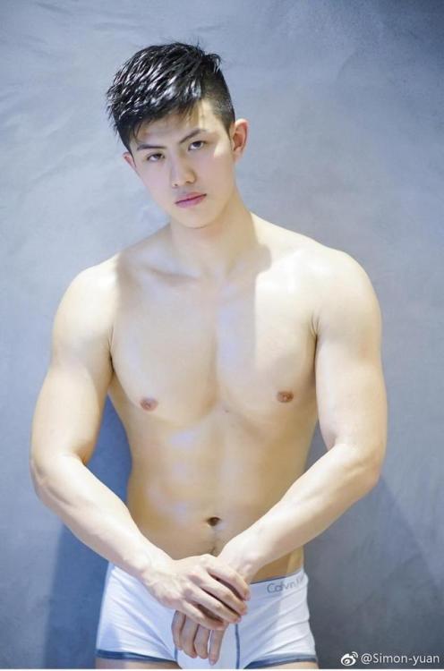 asianguycum:   onlyasianhunks:  PAGE 1  Wow he’s hot 