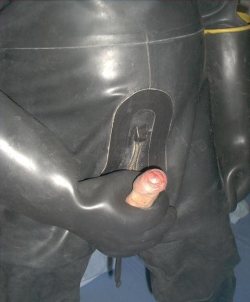 rubbvigo:  guysinrubberdrysuits:     Rubber Divers &amp; Drysuits from the Web 1771     Mmmmmmmmmmmmm