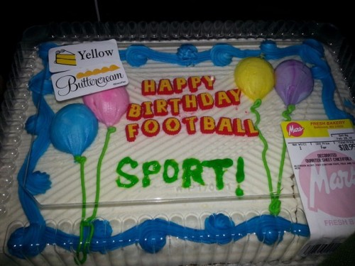 hyperionwitch:  katimus:  So, my husband got this cake for his friends’ superbowl party and decorated it himself.  this is the best cake I’ve ever seen