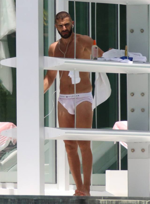 temporada-de-caza:    TEMPORADA-DE-CAZA: Hairy Men-Beard-Tattoo     Karim Benzema in undies!  