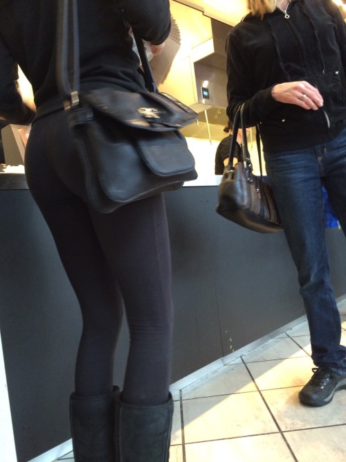 candid-ca:  #candid #creepshot #creepshots #creepin #voyeur #voyeurism #public